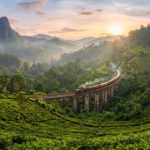 Une photographie de paysage grand angle du Pont aux Neuf Arches à Ella Sri Lanka au lever du soleil Un train traverse le viaduc en pierre à travers de profondes plantations de thé et des montagnes couvertes de jungle y compris Ella Rock