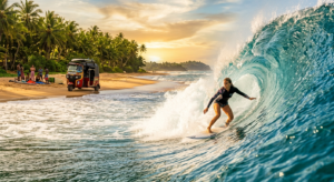 SurfauSriLanka Sri Lanka Une photographie candide au téléobjectif capturant une surfeuse surfant sur une puissante vague tubulaire turquoise et vitreuse Des embruns brillants sont figés dans laposair autour daposelle Loin en arrière plan considérablement floue et plus petite se trouve la plage sri lankaise avec le groupe de personnes et le tuk tuk rouge et jaune avec des planches de surf sur le toit La scène est baignée par la riche et chaude lueur dorée daposun coucher de soleil
