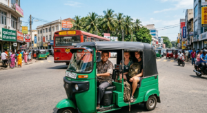 Un tuk tuk vert transportant deux touristes conduit par un chauffeur local dans une rue animée de Colombo Sri Lanka