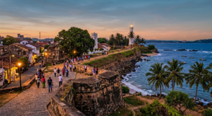 VisiterGalleetsonfort Sri Lanka Une photographie de paysage grand angle du Fort de Galle au Sri Lanka au coucher du soleil Les remparts historiques en pierre serpentent le long de la côte avec le phare blanc sur un promontoire et la vieille ville hollandaise sur la gauche