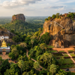 Une vue aérienne du Triangle Culturel du Sri Lanka mettant en valeur la forteresse rocheuse de Sigiriya entourée dune jungle luxuriante ainsi que les statues dorées et temples troglodytes de Dambulla