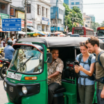 Des touristes regardent un smartphone à côté dun tuk tuk vert à un croisement animé à Colombo Sri Lanka